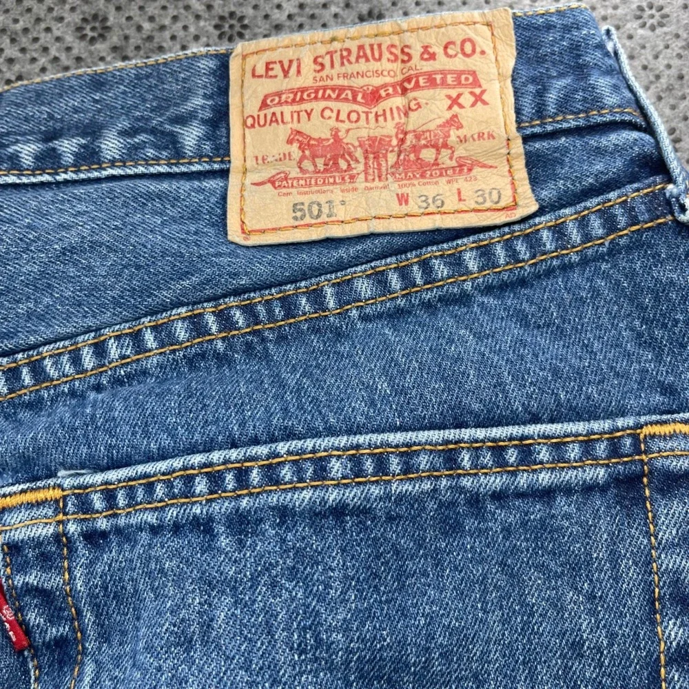 Vintage Y2K Levis 501 Straight Leg Jeans Mens 36x30 Medium Wash Blue Button Fly